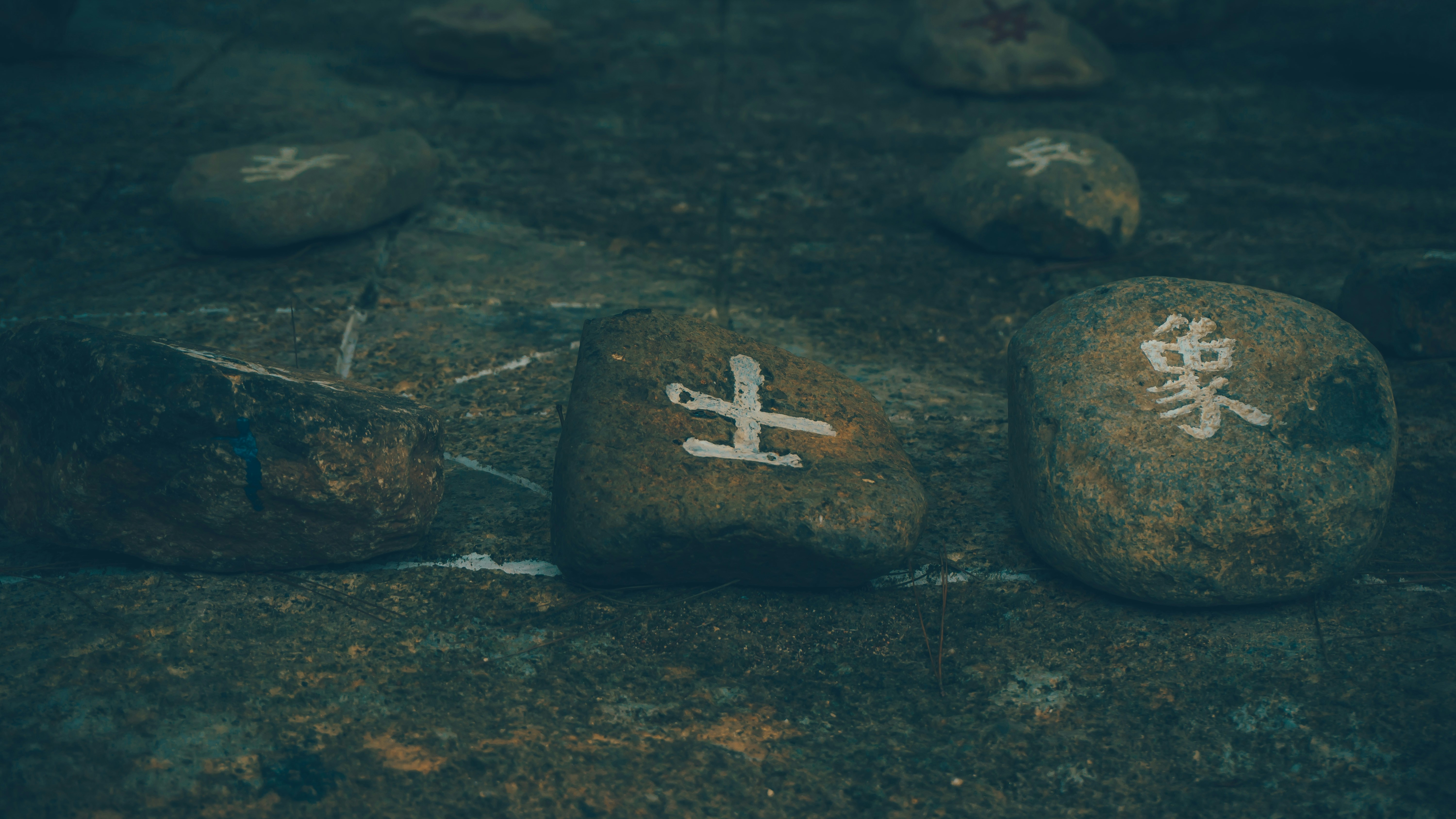 盧恩符文Othala家庭牌與清明節冥想：祖先守護與生命輪迴的深層連結